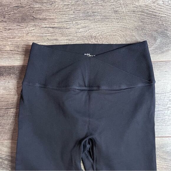 SheFit Black Seamless Crossover Leggings Perforated Mesh Size Medium Capri Crop - Picture 2 of 9